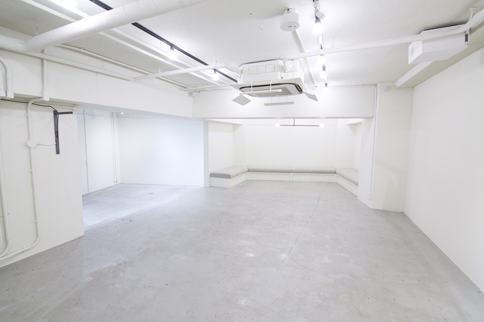 WHITE ROOM